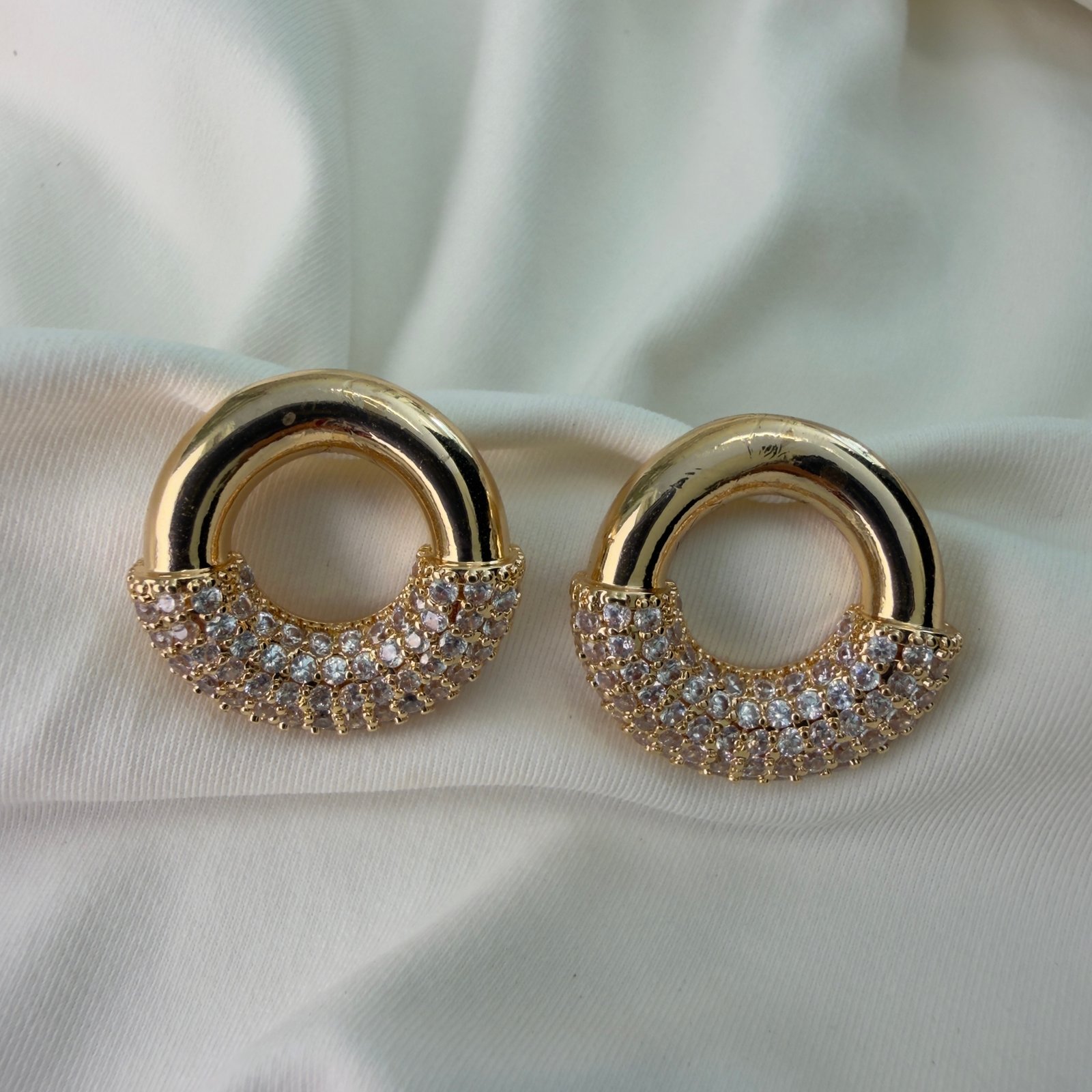 Brinco Meia Argola Glam Dourado